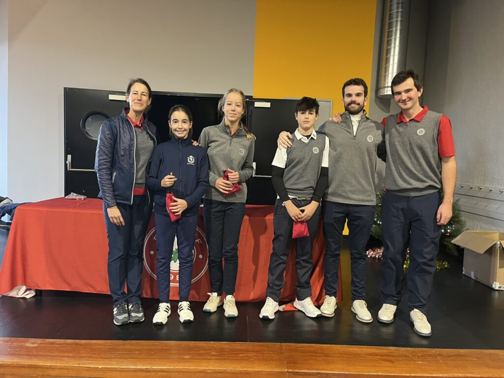 Catalina Suárez , Jaime Ormazábal y Adriana Ormazábal junto con responsables de los autobuses